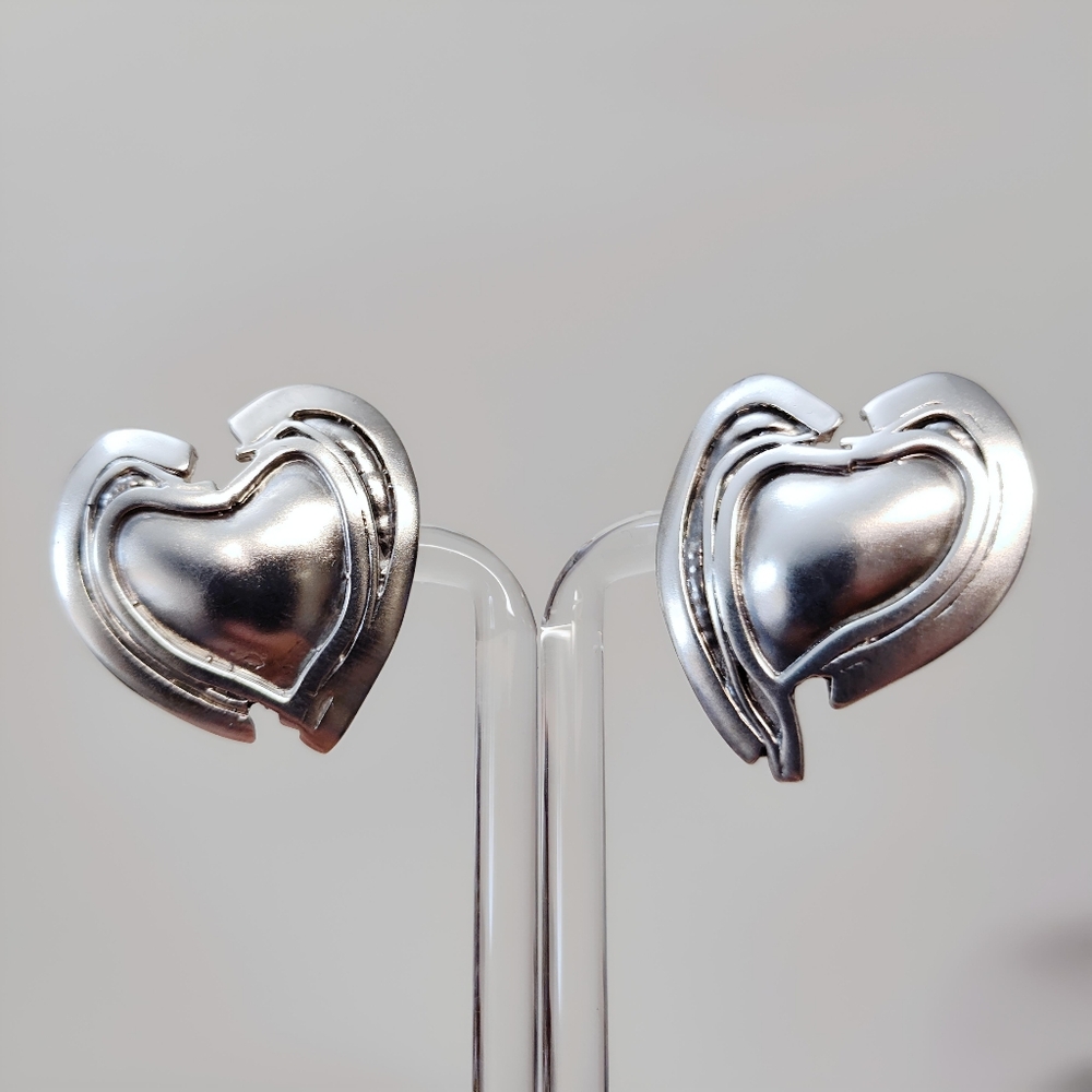 Sue Sachs Sterling Silver Modernist Handwrought Heart Shaped Post back Earrings - Picture 8 of 8